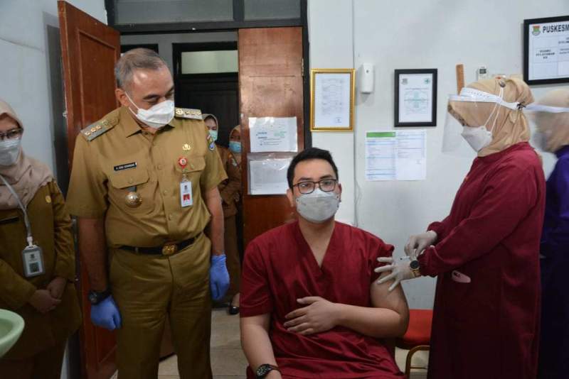 Foto : Bupati Tangerang A. Zaki Iskandar Pantau Pelaksanaan Vaksinasi Bagi Tenaga Kesehatan di Kabupaten Tangerang