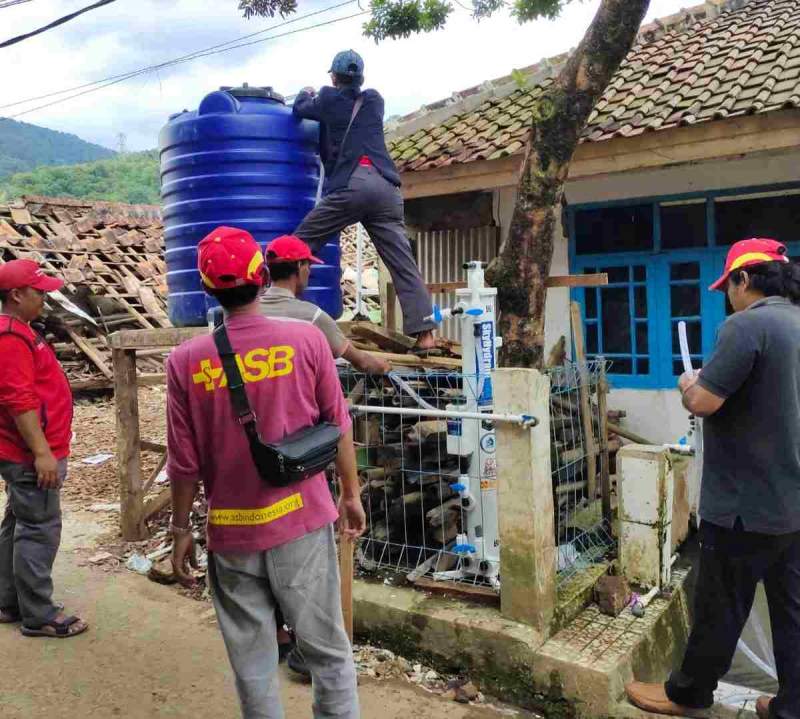 Kolaborasi Bareng JMI Peduli, ASB dan  Relawan Disabilitas Suplai Air Bersih di Cianjur