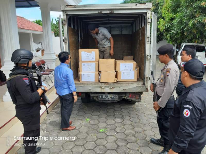 Satbrimob Polda Banten Kawal Pengiriman Logistik Tambahan ke KPU Cilegon