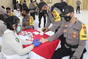 Foto : Polda Banten Lakukan Rapid Test Kepada Personel yang Bertugas Jelang Pengamanan Pilkada
