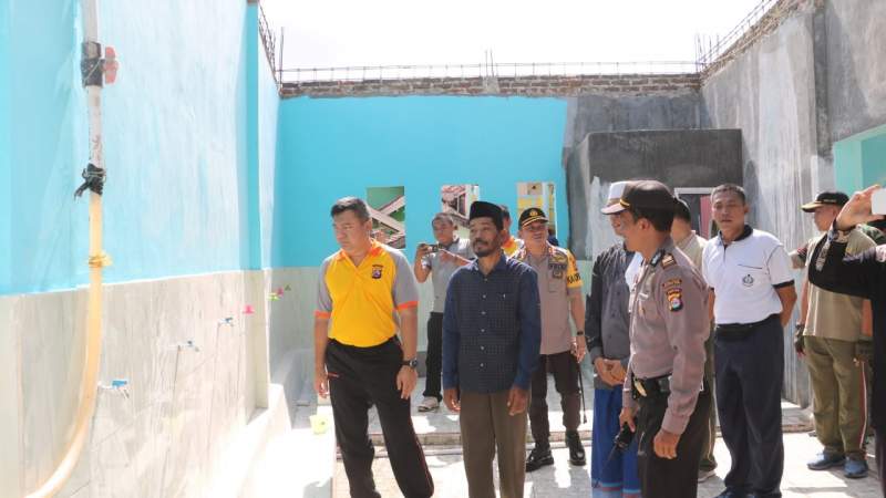 Kapolda Banten Berikan Bantuan Rehabilitas Masjid dan Musholla