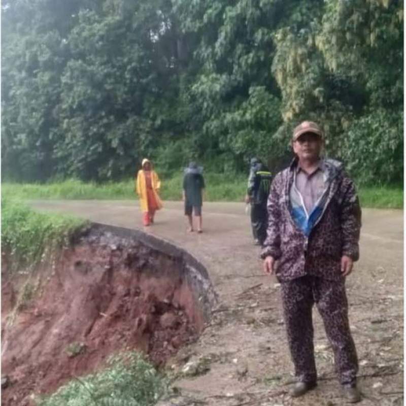 Akibat Hujan Deras Jalan Penghubung Antar Kecamatan Longsor