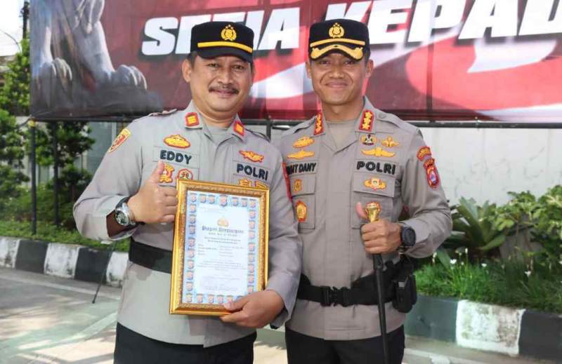 Kapolresta Tangerang Beri Penghargaan Kepada Personel Polsek Cisoka Yang Berprestasi