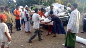 Pemberian bantuan korban gempa bumi di Lombok dari PT Astra International Tbk.