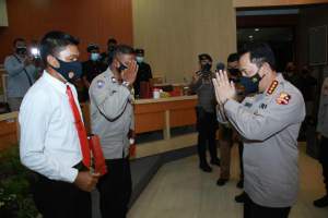 Kapolri Beri  Penghargaan  Untuk 2 Personel Polda Bali yang Berprestasi