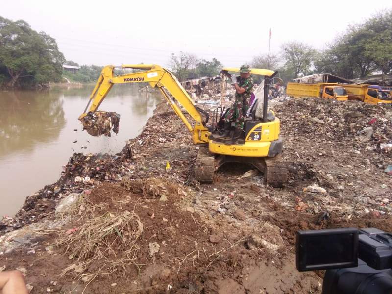 DLHK Kerahkan 30 Truk Untuk Angkut Sampah Timbunan di Teluknaga