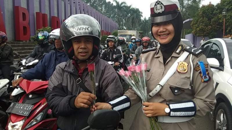 Operasi Keselamatan, Polresta Tangerang Bagikan Cokelat dan Bunga kepada Pengendara