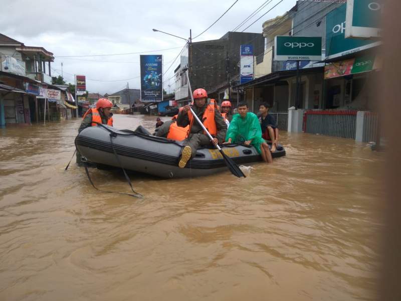 Brimob Nusantara Bantu Evakuasi Korban Banjir di Pandeglang