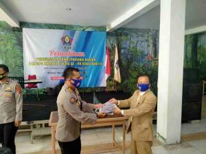 Foto : Edy Sumardi. P, SIK Humas Polda Banten Menyerahkan Masker Kepada H. Edi Murfik Ketua DPD KWRI Provinsi Banten