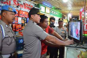 Kapolres Kota Tangerang Cek TKP dan Periksa CCTV Toko HP Korban Pencurian