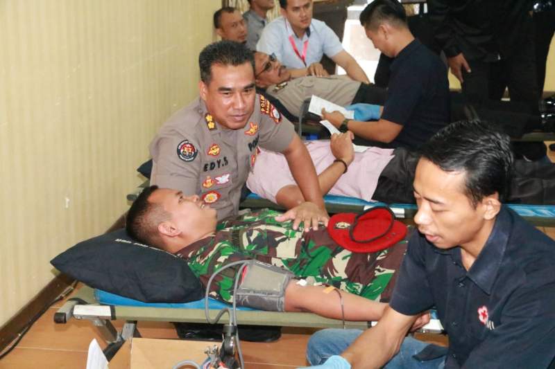Demi Kemanusian TNI-Polri Kompak Lakukan Kegiatan Donor Darah