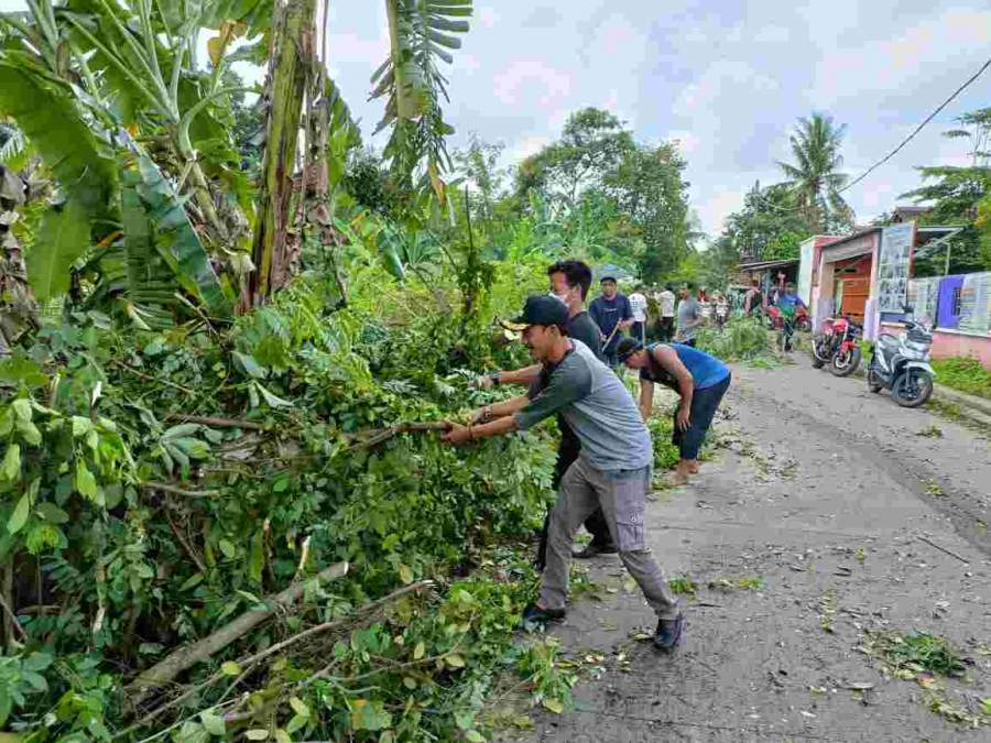 Bangkitkan Semangat Gotong Royong Dan Kebersamaan, Kades Bunar Ajak Warga Bersihkan Lingkungan