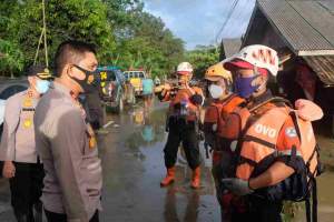 Foto : Wakapolda Banten Brigjen Pol Drs. Ery Nursatary Tinjau Korban Banjir di Pandeglang