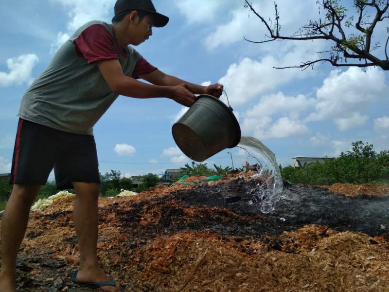 Pembakaran Limbah Dikeluhkan Warga Dumpit Tangerang