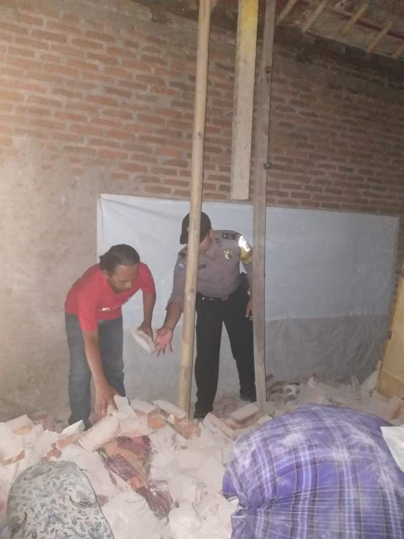 Polres Lebak Bantu Bersihkan Puing Rumah Warga Yang Hancur Terkena Gempa