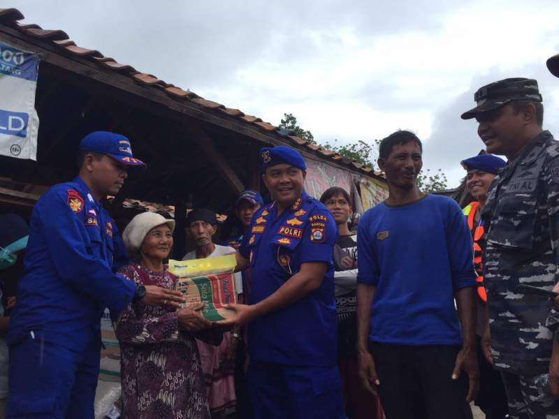 Ditpolair Polda Banten Distribusikan Bantuan Ke Pulau Sangiang