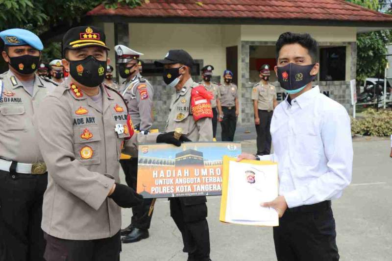 Foto : Polresta Tangerang Kombes Pol Ade Ary Syam Indardi Berikan Penghargaan Kepada Personel dan Mendapat Hadiah Umroh