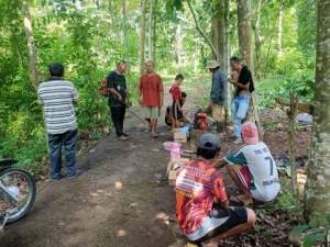Warga Desa Tapos Gotong Royong Bersihkan Jalan TPU Desa Tapos