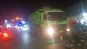 Truck Muatan Tanah Masih Berlalu Lalang Di Bawah Jam Operasional Pasca Kecelakaan Maut