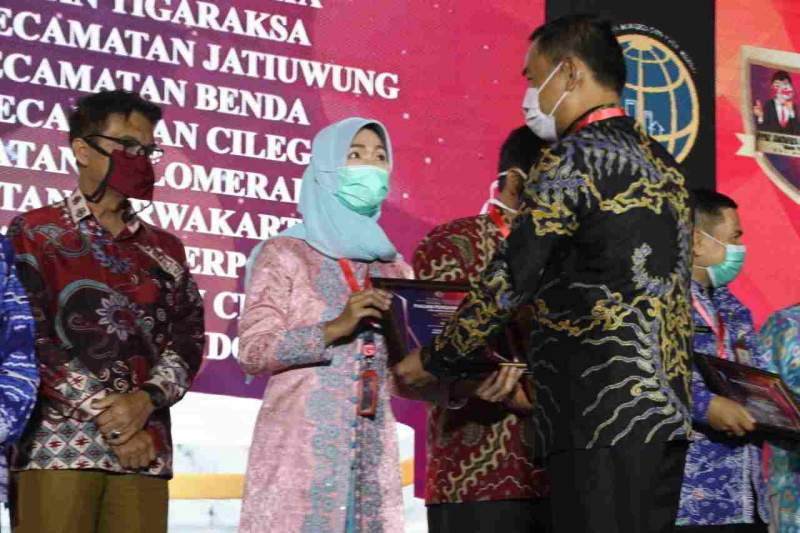 Foto : Wakil Bupati Tangerang H. Mad Romli Memberikan Piagam Penghargaan Kepada Camat Tigaraksa Hj. Rahyuni, S.Sos., M.Si Sebagai PPAT Award Provinsi Banten 2020