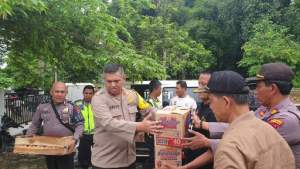 Kapolres Lebak, AKBP Firman Andreanto, SH,SIK,Msi, menyerahkan bantuan kepada korban terdampak banjir di kecamatan Sajira