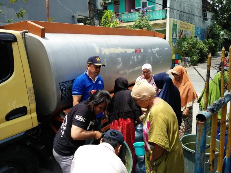 Bantuan air kepada warga oleh PDAM Tirta Benteng.