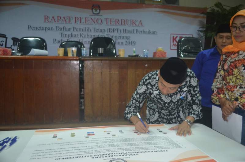 Penandatanganan hasil rapat pelno DPT KPU Kabupaten Tangerang.