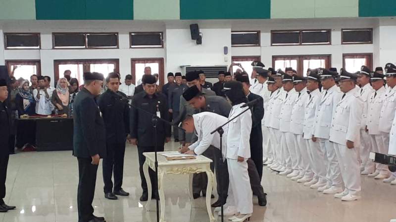Bupati Tangerang Ahmed Zaki Iskandar menyaksikan penandatangani Surat Keputusan Pelantikan Kepala desa.