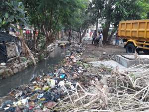 Antisipasi Banjir, Warga Bersih-bersih Saluran Air
