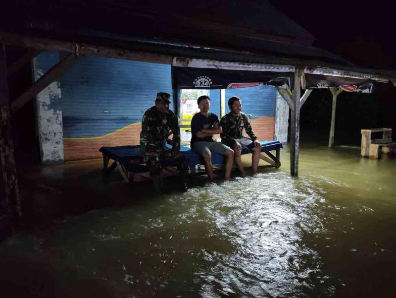 Antisipasi Banjir Naik, Serma Agus Rizal Bersama Warga Laksanakan Siaga Bencana