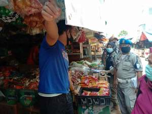 Foto : Satpol PP dan Tim Gugus Covid-19 Lebak, Gelar Pengawasan PSBB di Pasar Rangkasbitung