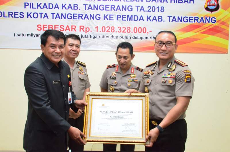 Kapolresta Tangerang Kombes Pol Sabilul Alif menyerahkan pengembalian dana hibah.