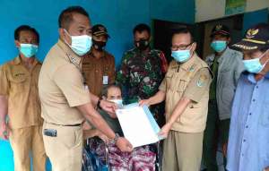 Dinsos Kabupaten Tangerang Berikan Bantuan Kursi Roda Ke Warga Desa Cikuya Yang Tengah Sakit