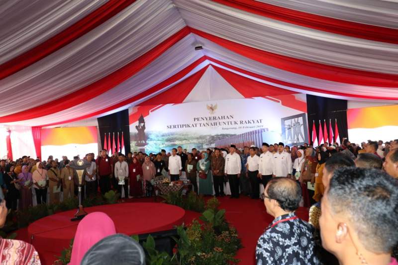 Presiden Jokowi Bagikan Sertifikat Tanah di Kabupaten Tangerang