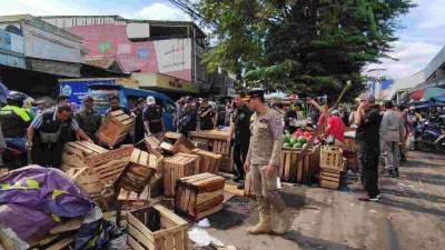 Dibantu Personil Gabungan, Satpol PP Kota Bogor Tertibkan Pedagang Kaki Lima Pasar Anyar Kota Bogor
