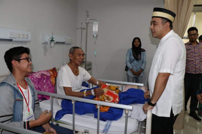 Bupati Zaki Santuni Pasien RSU Tangerang