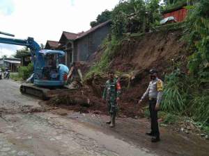Foto : Bhabinkamtibmas Memonitor Bencana alam di Desa Binaannya