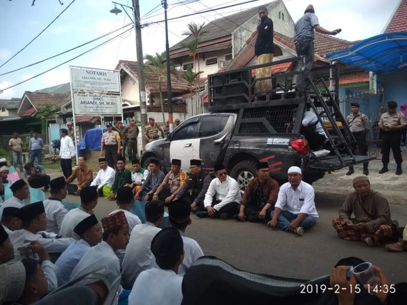 Ratusan Santri Demo di Depan Kantor Bawaslu Kabupaten Tangerang