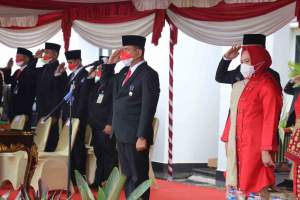 Plh Bupati Edwar Candra Pimpin Upacara Pengibaran Bendera Merah Putih HUT ke-76 Kemerdekaan RI Tingkat Kabupaten OKU