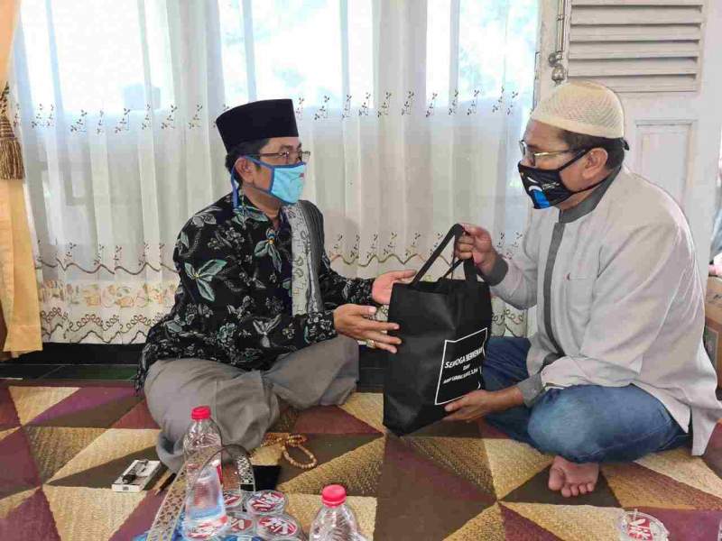 Kabag Binopsnal Ditreskrimsus Polda Jabar H. Ijang Safe'i  Berikan 500 Paket Sembako Kepada Yatim dan Jompo di Cinagen Jampangkulon
