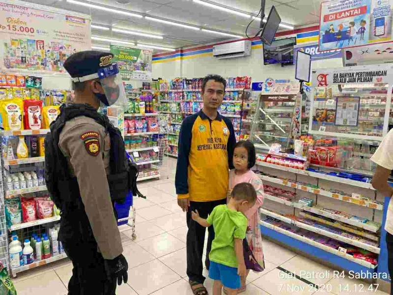 Foto : Ditsamapta Polda Banten Patroli di Super Market