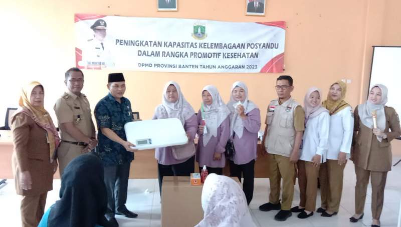 Anggota DPRD Fraksi Demokrat Melalui Dinkes Provinsi Banten Sosialisasi Bantuan Kesehatan di Desa Cikuya