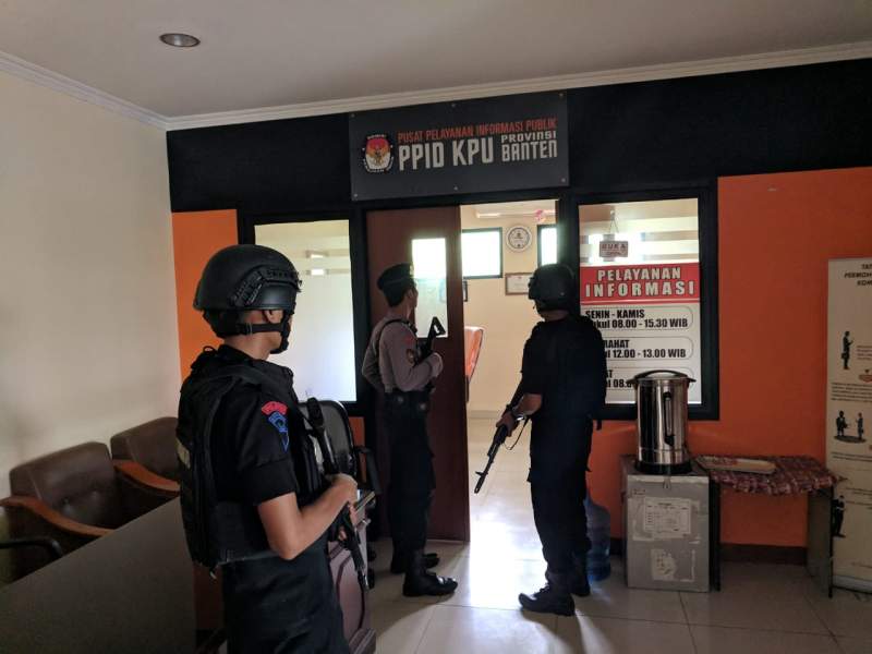 Satbrimob Polda Banten Jaga Kantor KPU Provinsi