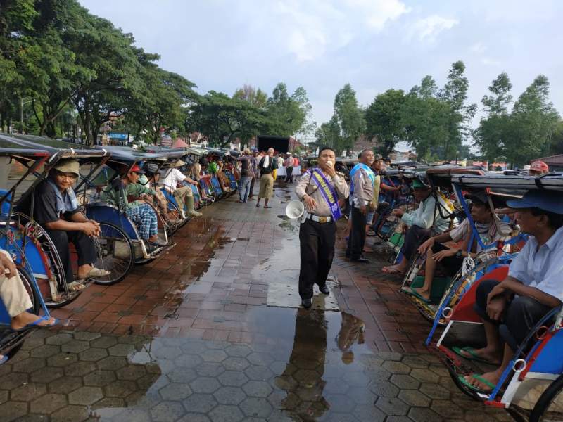 500 Tukang Becak di Kota Serang Menerima Bantuan Sembako