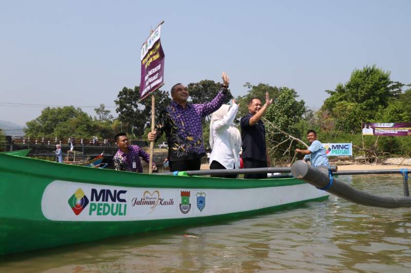 Bupati Zaki Serahkan Bantuan 15 Unit Perahu Motor Untuk Nelayan