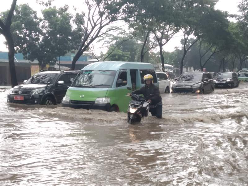 Akibat Kurang Berfungsinya Drainase, Jalan Pemda Tigaraksa Terkena Banjir