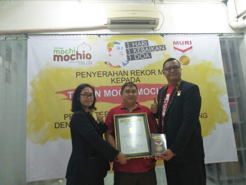 Tetsin Mochi Mochio 7m Terima Penghargaan Rekor Muri Indonesia