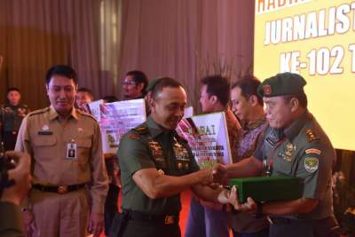 Dandim 0510/Tigaraksa Letkol Inf Yogi Muhamanto menerima plakat juara 3 katagori Dansatgas TMMD 102 dari Kasad Jendral TNI Mulyono.