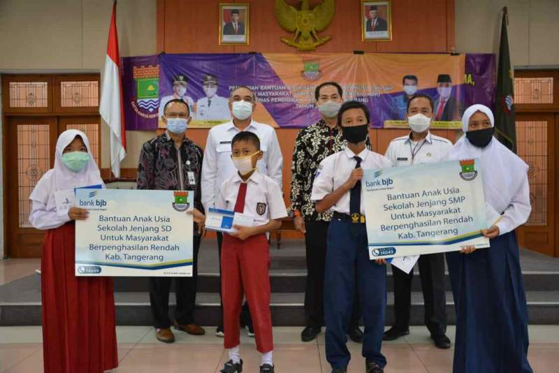 Foto : Bupati Tangerang A. Zaki IskandarSerahkan Bantuan Kepada Siswa-siswi SD dan SMP