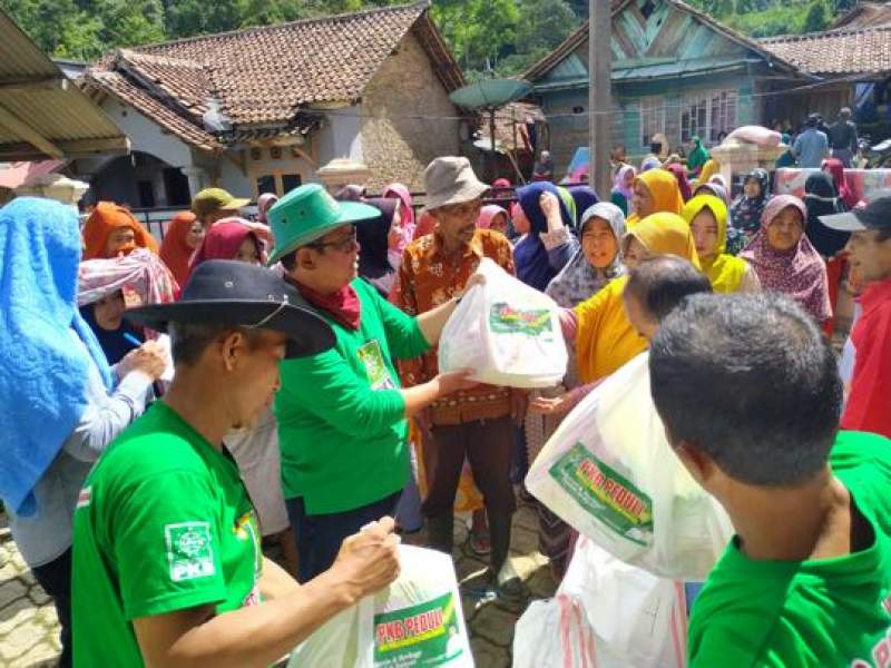 Ketua DPC PKB  Kab. Lebak, H. Efu Saefullah, menyerahkan bantuan kepada korban terdampak banjir dan longsor  di Kampung Gunung Julang, Desa Lebak, Situ, Kec. Lebakgedong.